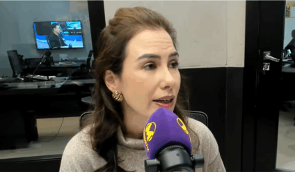 Fabiana Moreno, no estúdio da rádio Massa Campo Grande (Foto: Massa CG)