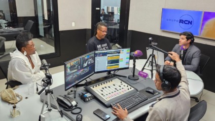 Fábio Castro e Paloma Gervásio, no estúdio da Rádio Massa Campo Grande (Foto: Karina Anunciato/ Massa CG)