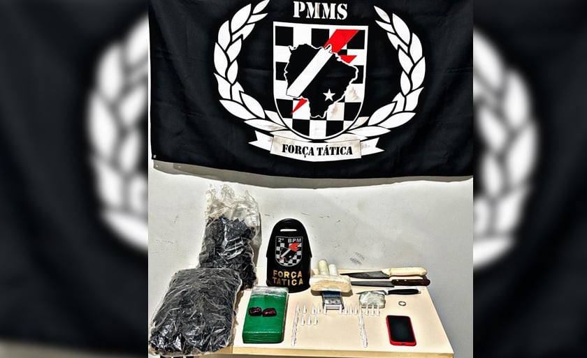 Os policiais conseguiram capturar este adolescente e questionado porque da tentativa da fuga, o mesmo informou que estava na ‘correria’, gíria usada no tráfico de drogas. Foto: Divulgação/Polícia Militar.