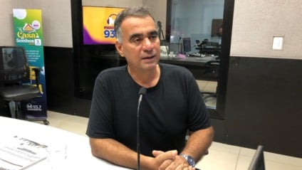 Gilvano Bronzoni no estúdio da rádio Massa Campo Grande (Foto: Karina Anunciato/ Massa CG)