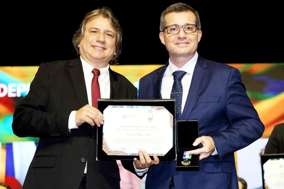  Prefeito Cassiano Maia, presidente da Câmara, Tonhão e o diretor do Hospital Auxiliadora, Marco Calderón, durante a solenidade