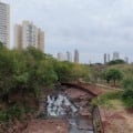 Vista aérea de bairro com jardins de chuva, telhados verdes e bacias de retenção em Campo Grande