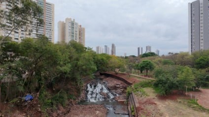 Vista aérea de bairro com jardins de chuva, telhados verdes e bacias de retenção em Campo Grande Vista aérea de bairro com jardins de chuva, telhados verdes e bacias de retenção em Campo Grande
