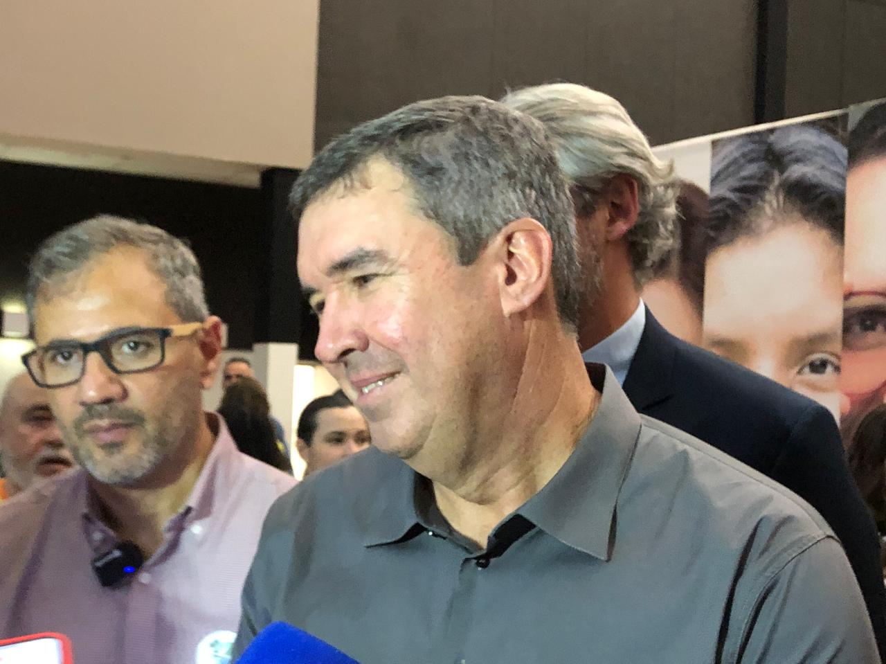 Eduardo Riedel concedeu entrevista coletiva nesta sexta-feira na UEMS - Foto: Fernando de Carvalho/Portal RCN67