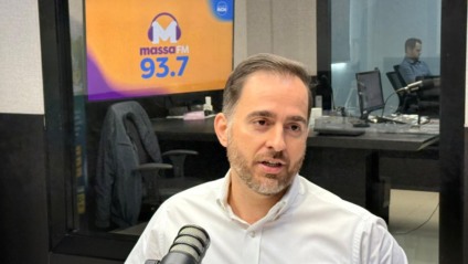 Karlen Obeid, no estúdio da Rádio Massa Campo Grande (Foto: Adriano Hany/ Massa CG)