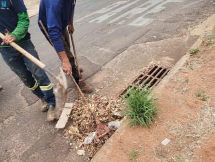 Descarte correto de lixo pode evitar entupimentos e alagamentos, alerta prefeitura