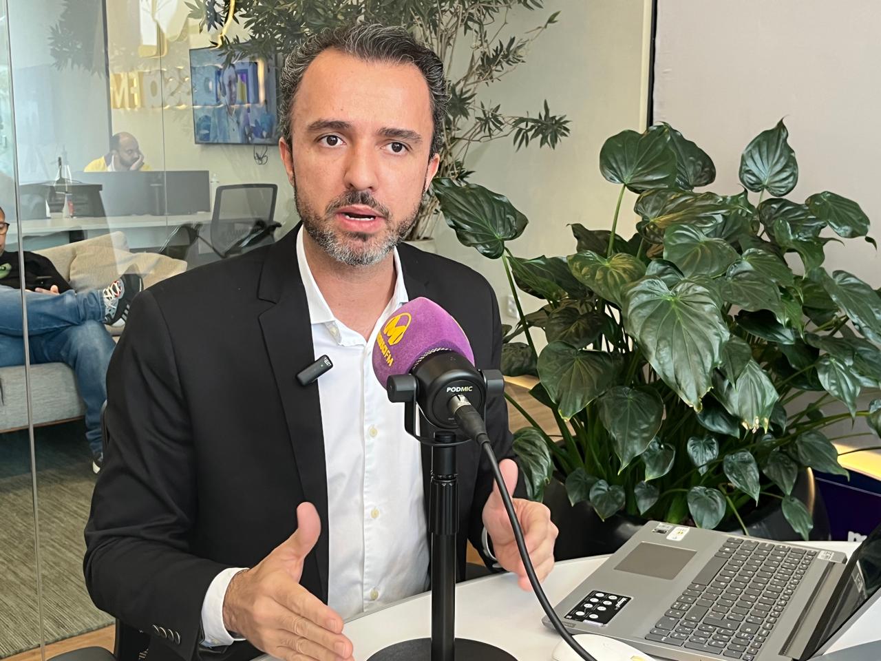 Luís Poleis, que é contador e especialista em reforma e planejamento tributário e lucro real, focado em reduzir a carga de impostos para clientes. (Foto Rayssa Vitória/Massa FM) Luís Poleis, que é contador e especialista em reforma e planejamento tributário e lucro real, focado em reduzir a carga de impostos para clientes. (Foto Rayssa Vitória/Massa FM)