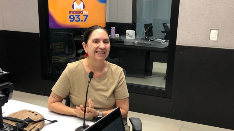 Maria Alice, no estúdio da rádio Massa Campo Grande (Foto: Karina Anunciato/ Massa CG)