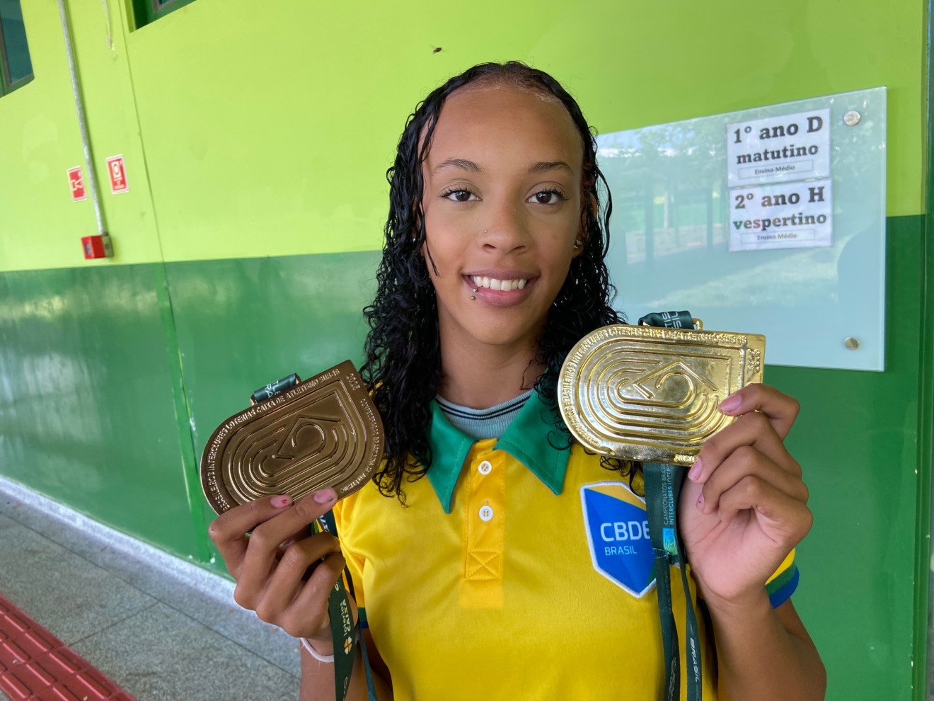 Atleta de  15 anos exibe as medalhas conquistadas  Atleta de  15 anos exibe as medalhas conquistadas