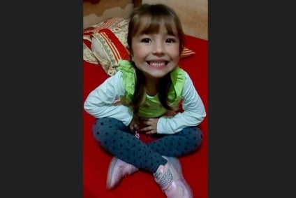Antonella tentava atravessar a rua quando foi atingida por uma bicicleta elétrica conduzida por uma adolescente de 14 anos - Foto/Arquivo de Família