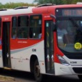 Ônibus voltaram a circular depois das 6h30 (Foto: Márcio Venino/ CG)