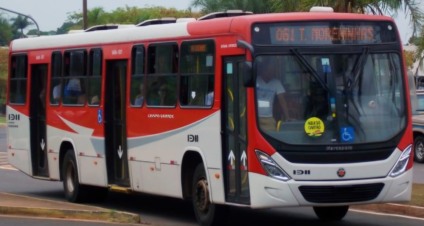 Ônibus voltaram a circular depois das 6h30 (Foto: Márcio Venino/ CG)