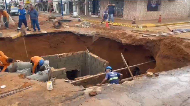 Equipes trabalharam pela manhã para restabelecer o fornecimento de água e a galeria (Foto: Reprodução/Cultura FM)