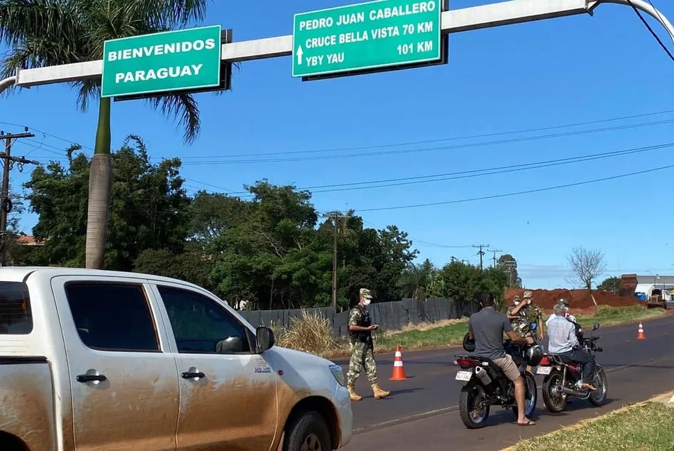Militares paraguaios já abordam brasileiros na fronteira entre os paises - Foto/Internet