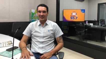 Rafael Azambuja, no estúdio da Rádio Massa (Foto: Fernando de Azambuja/ Massa CG)