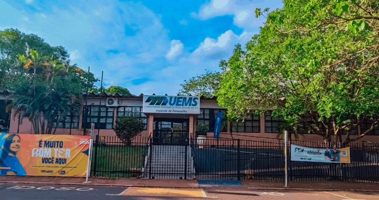 Fachada da UEMS em Paranaíba com destaque para obras de RU e novas salas