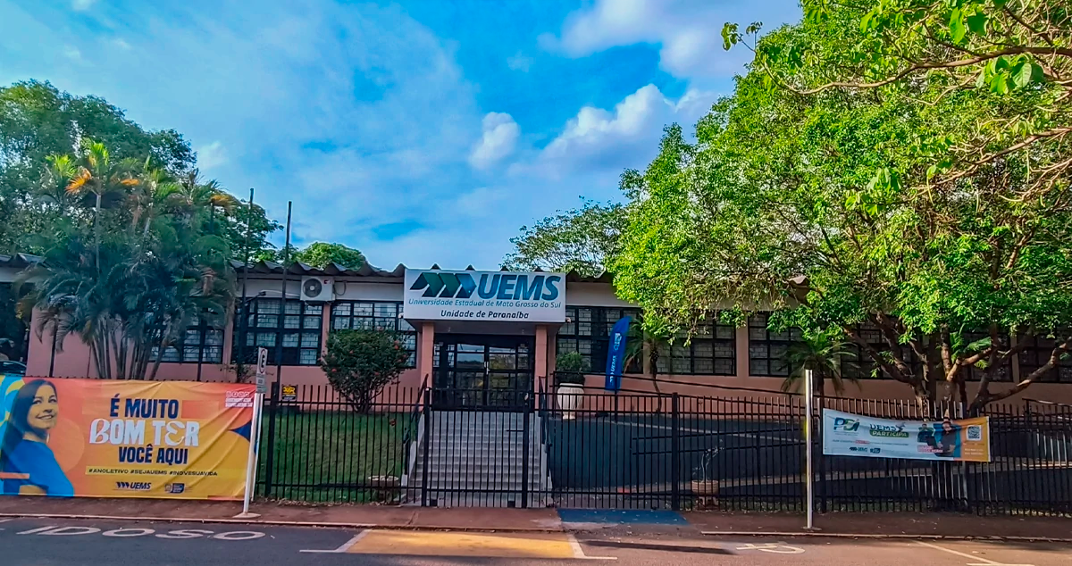 Fachada da UEMS em Paranaíba com destaque para obras de RU e novas salas