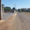 Rua que receberá obras dá acesso a todo o Bairro São Lázaro (Foto: Mauro Silva/Cultura FM)