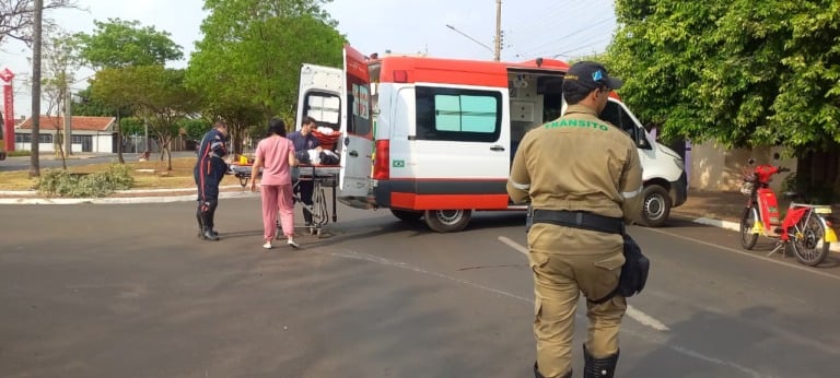 Acidente entre carro e bicicleta elétrica deixa mulher ferida no bairro Vila Nova