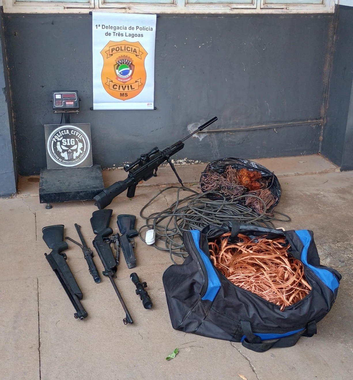 Além do material os policiais encontraram um usuário dormindo no quintal: Divulgação/Polícia Civil