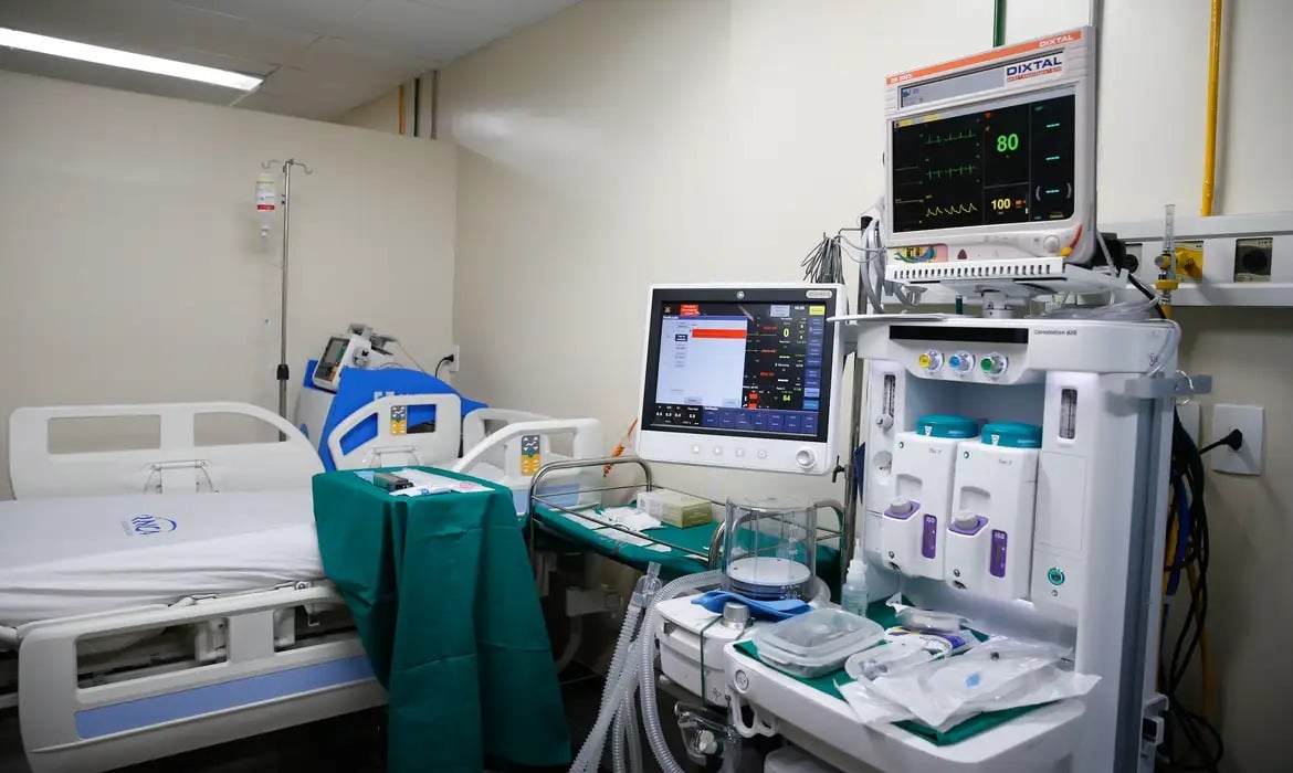 Nesse procedimento, a próstata é removida completamente, juntamente com os tecidos ao seu redor, como as vesículas seminais para eliminar o tumor e reduzir o risco de recorrência. Foto: Reprodução/Arquivo Agência Brasil.