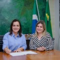 Adriane Lopes assina o termo de transmissão de cargo para Camilla Nascimento – Foto: Divulgação/Prefeitura de CG