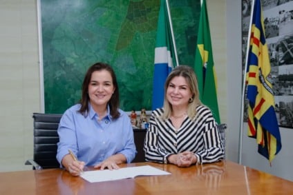 Adriane Lopes assina o termo de transmissão de cargo para Camilla Nascimento – Foto: Divulgação/Prefeitura de CG