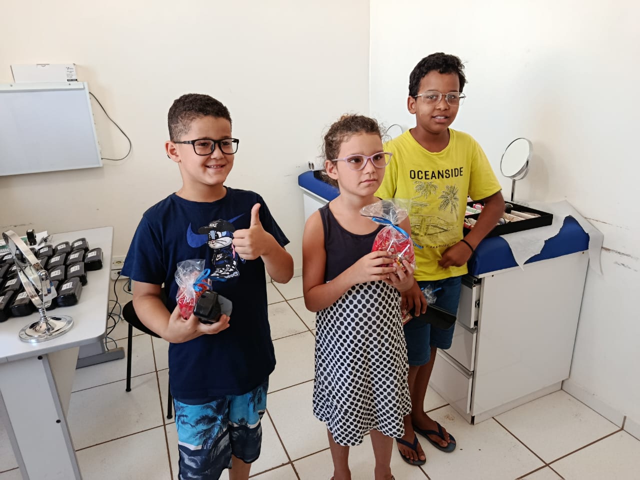 Mensalmente são entregues 31 óculos, gratuitamente, principalmente para idosos e crianças (Foto: Mauro Silva/Cultura FM)