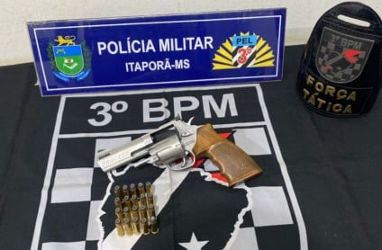 Autor havia escondido a arma em um terreno baldio / Foto: Divulgação/PMMS