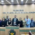 Vereadores exibem o laço alusivo ao Outubro Rosa, em adesão às ações de combate ao câncer de mama (Foto: Rani Queiroz/Cultura FM)