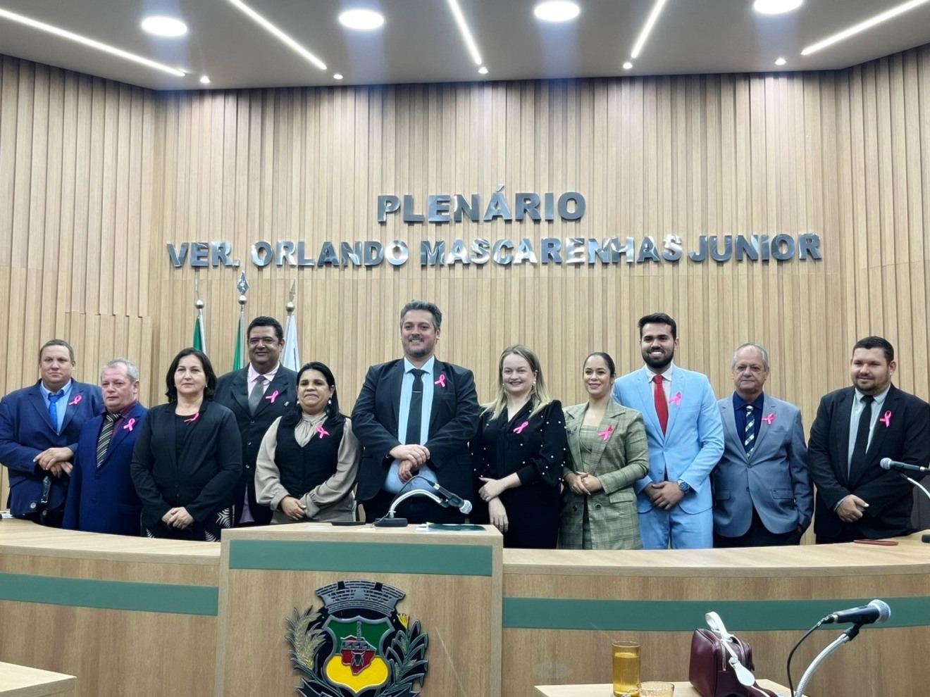 Vereadores exibem o laço alusivo ao Outubro Rosa, em adesão às ações de combate ao câncer de mama (Foto: Rani Queiroz/Cultura FM)