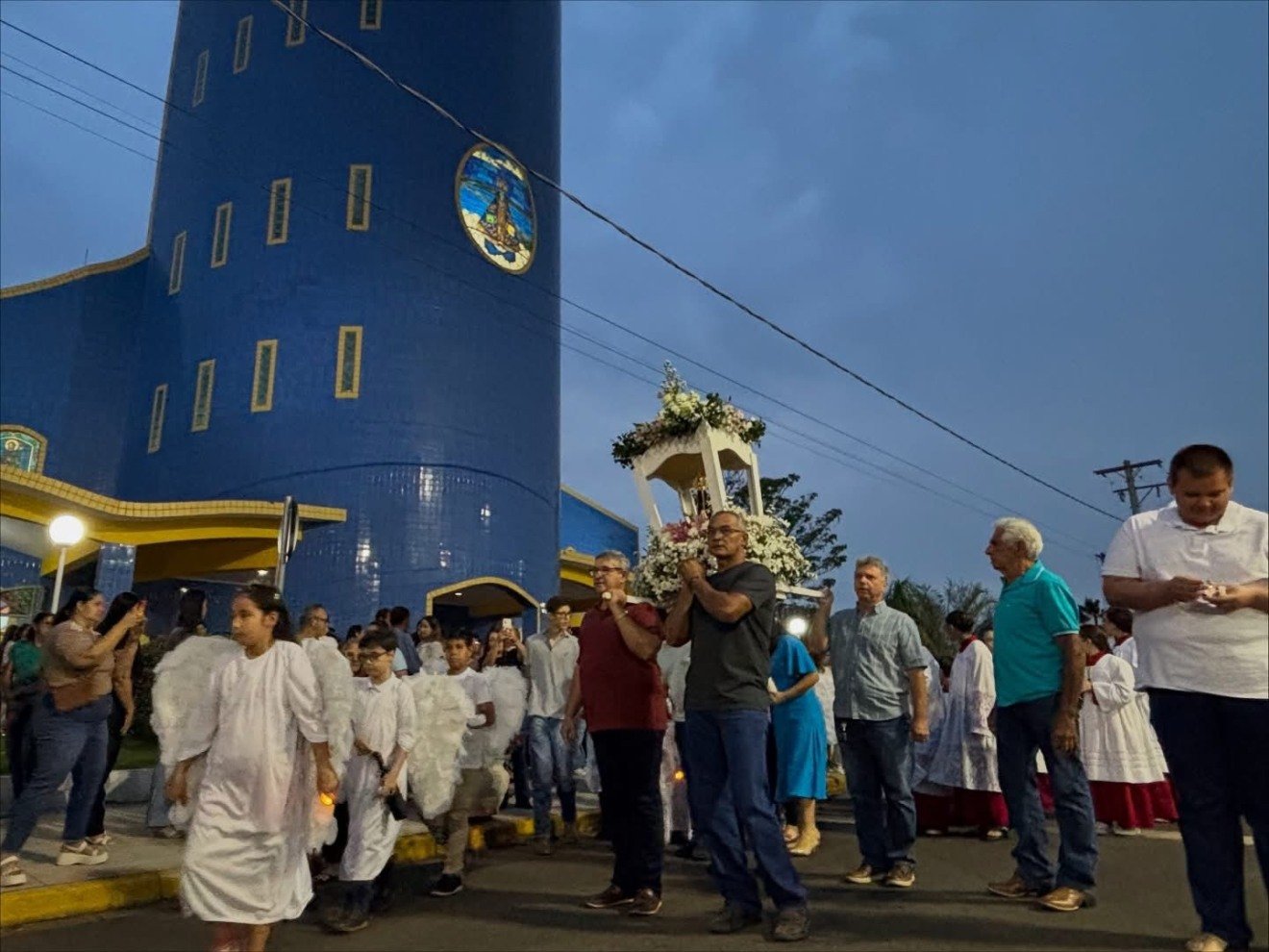 Fléis participaram da procissão com a imagem de Nossa Senhora Aparecida (Foto? Assessoria/Paróquia)