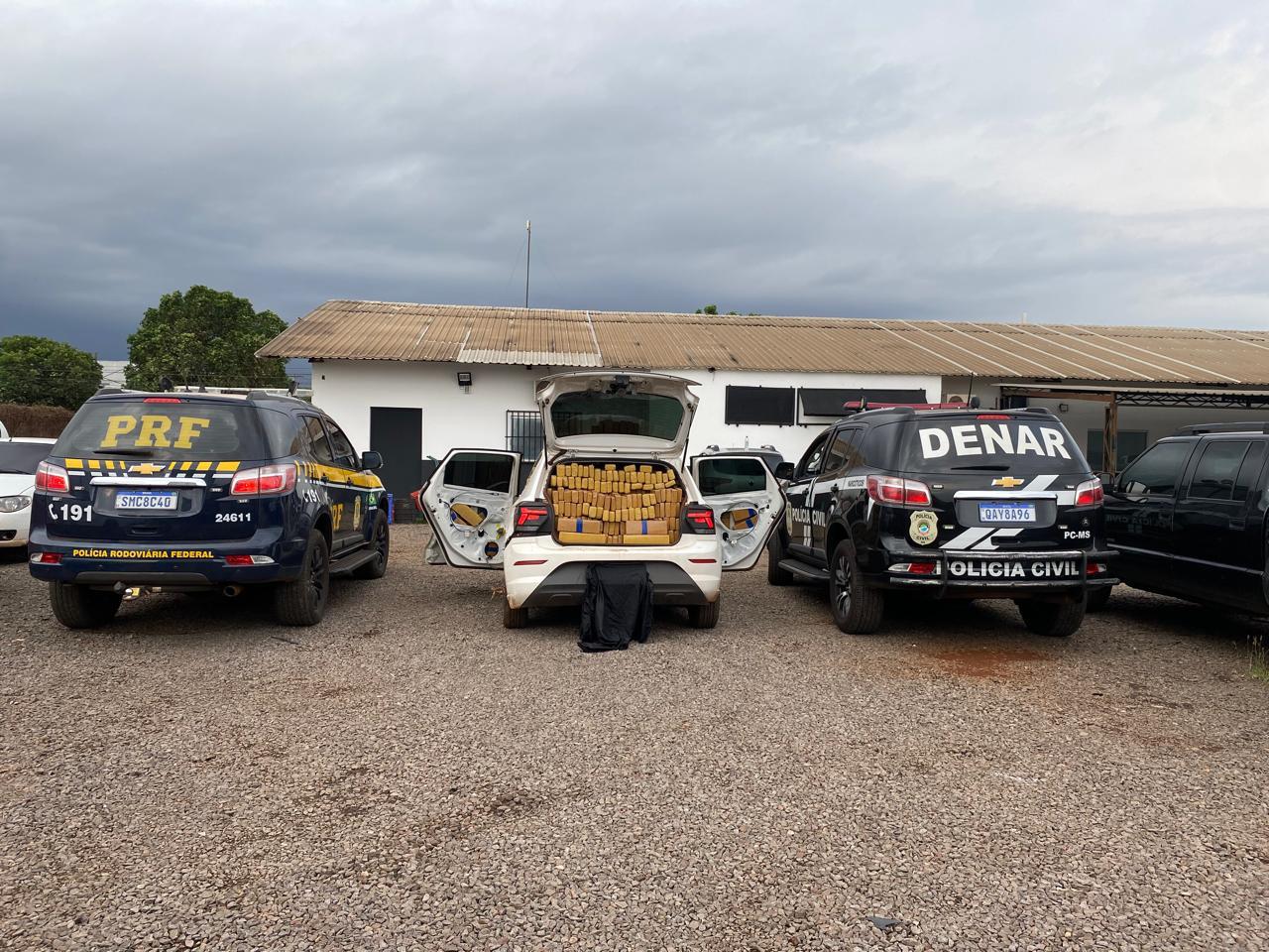 Em um dos carros, polícia encontrou quase uma tonelada de maconha - Foto: Divulgação/Polícia Civil de MS