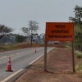 Trecho interditado na MS-112, no acesso a distrito industrial em Aparecida do Taboado (Foto: Nestor Júnior/Cultura FM)