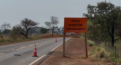 Trecho interditado na MS-112, no acesso a distrito industrial em Aparecida do Taboado (Foto: Nestor Júnior/Cultura FM)