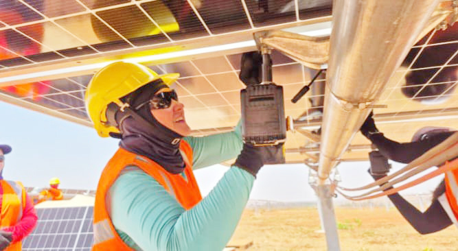 Mulheres integram projeto sustentável em megafábrica solar de Paranaíba Mulheres integram projeto sustentável em megafábrica solar de Paranaíba
