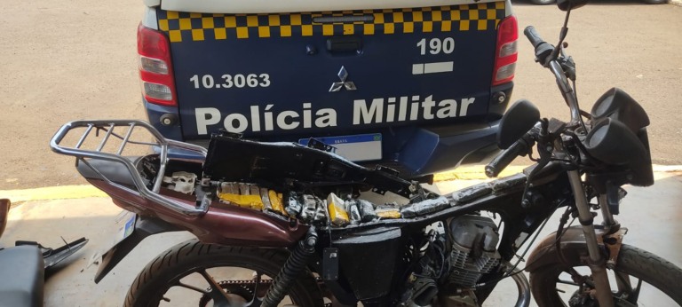Droga e veículo foram encaminhados à 2ª DP de Dourados / Foto: PM/Divulgação