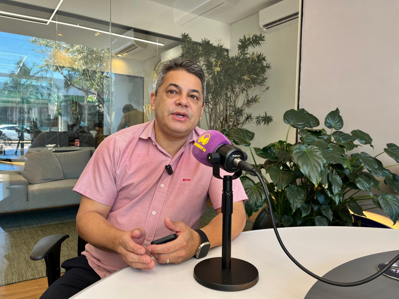 Pastor Adriano destaca que evento é aberto para comunidade / Foto: Raíssa Vitória/Massa FM Dourados