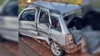 Veículo ocupado pela família ficou destruído (Foto: Reprodução)