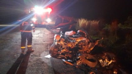 Veículo conduzido por Igor ficou completamente destruído (Foto: Corpo de Bombeiros)