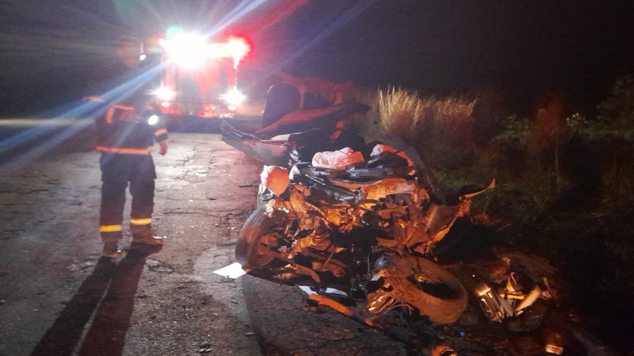 Veículo conduzido por Igor ficou completamente destruído (Foto: Corpo de Bombeiros)