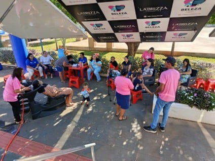 Parceria do município com empresa de cosméticos proporciona atendimento gratuito às mulheres (Foto: Mauro Silva/Cultura FM)