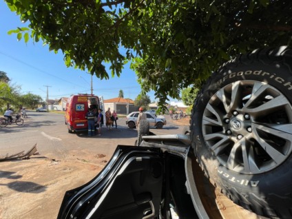 Carro capota e para de rodas para cima após outro veículo invadir a preferencial
