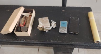 PM é chamada em caso de violência doméstica e flagra tráfico de drogas