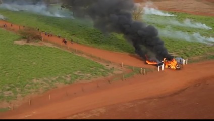 Indígenas incendiaram fazenda em Caarapó no último sábado (25) / Foto: Reprodução Indígenas incendiaram fazenda em Caarapó no último sábado (25) / Foto: Reprodução