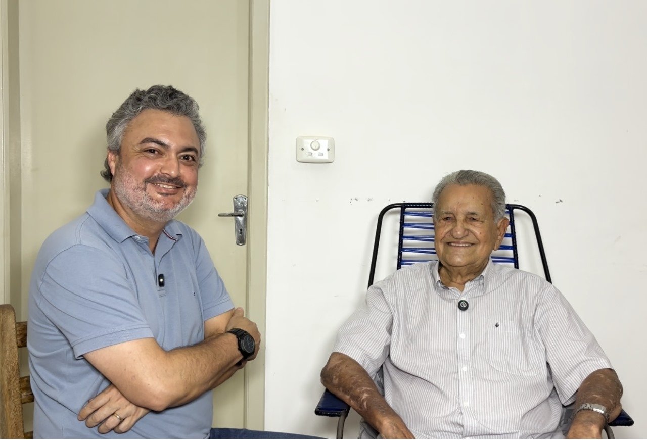 Jornalista Nestor Júnior entrevistou o ex-prefeito Silas Pereira (Foto: Rani Queiroz/Cultura FM) 