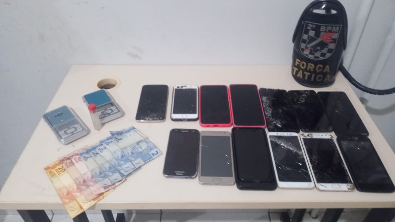 Percebendo que a "casa havia caído"; suspeito teria tentado quebrar aparelho celular para evitar que Polícia descobrisse possíveis movimentações criminosas. Foto: Divulgação/Polícia Militar.