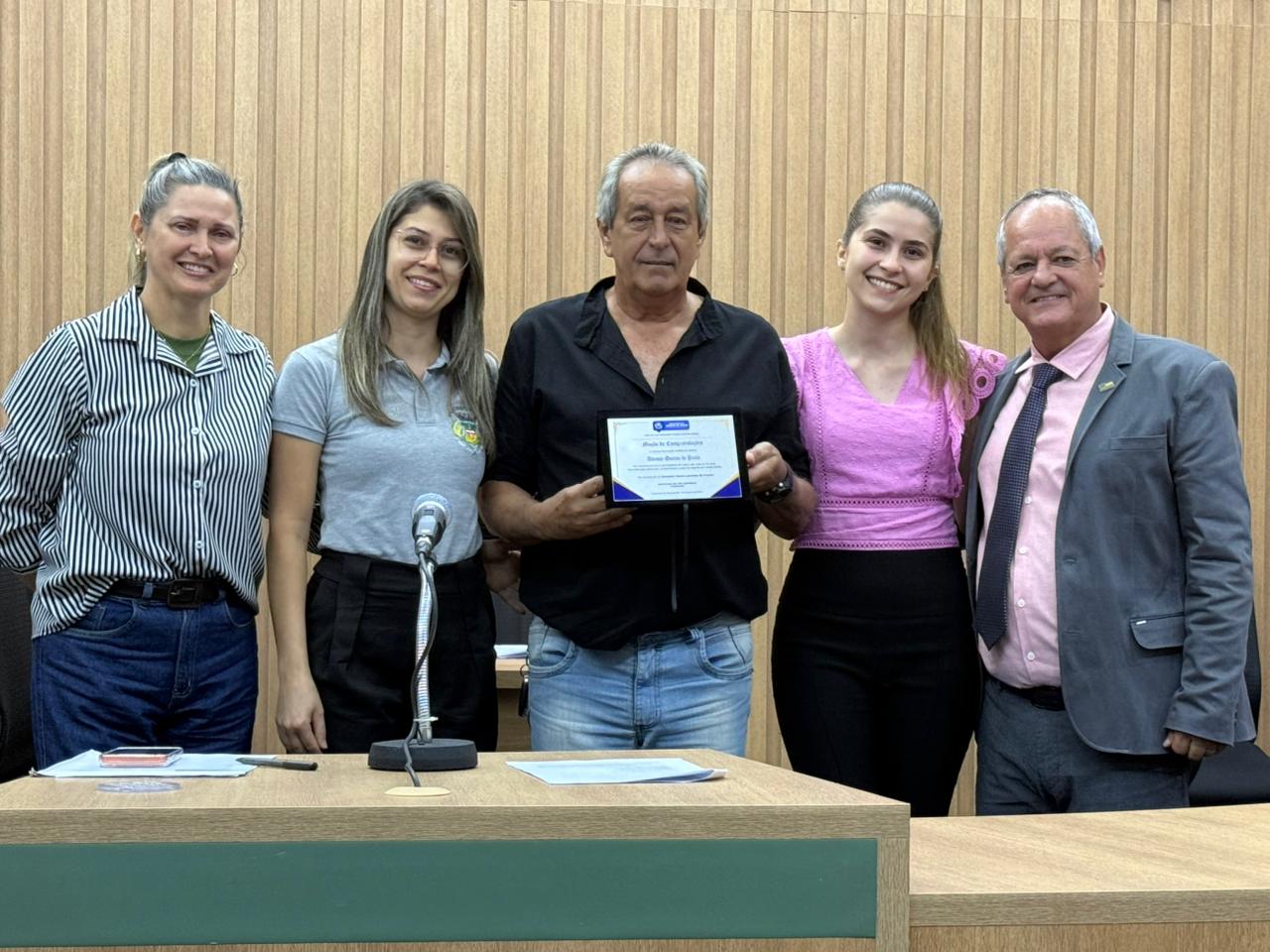 Família prestigiou a homenagem a Alvimar, por iniciativa do vereador Pinduca (Foto: Sarah Protz/Assessoria)