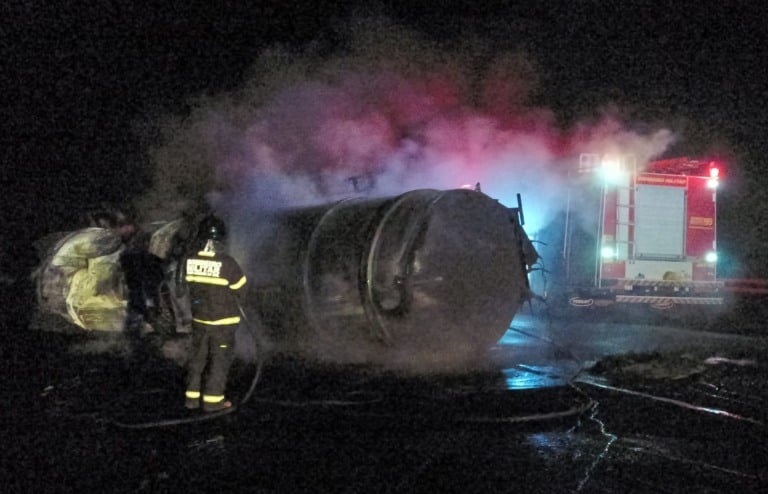 Bombeiros trabalharam até o final da noite para conter as chamas (Foto: Corpo de Bombeiros)