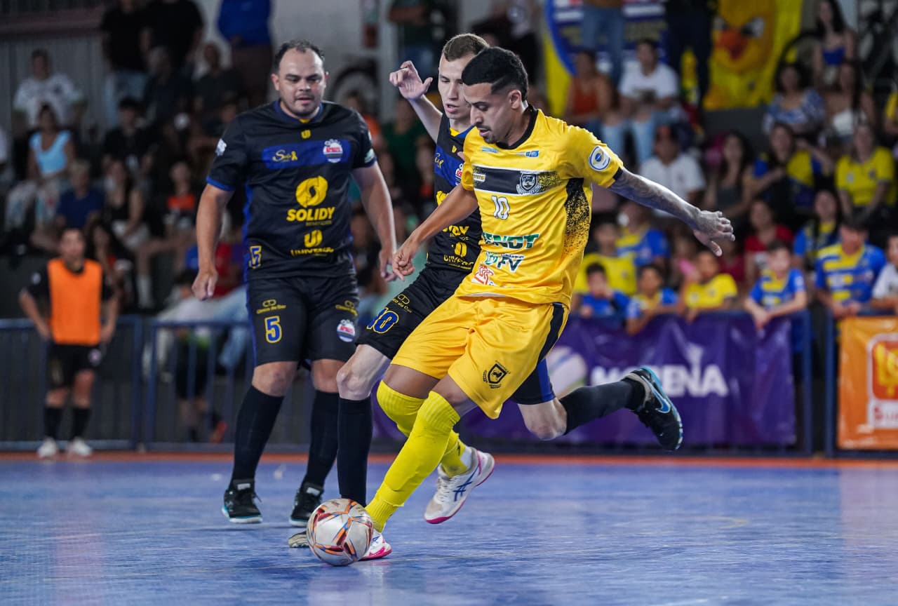 Ryan e Roger duas vezes marcaram os gols no placar de 3 a 0 no Ginásio da Unigran / Foto: Divulgação